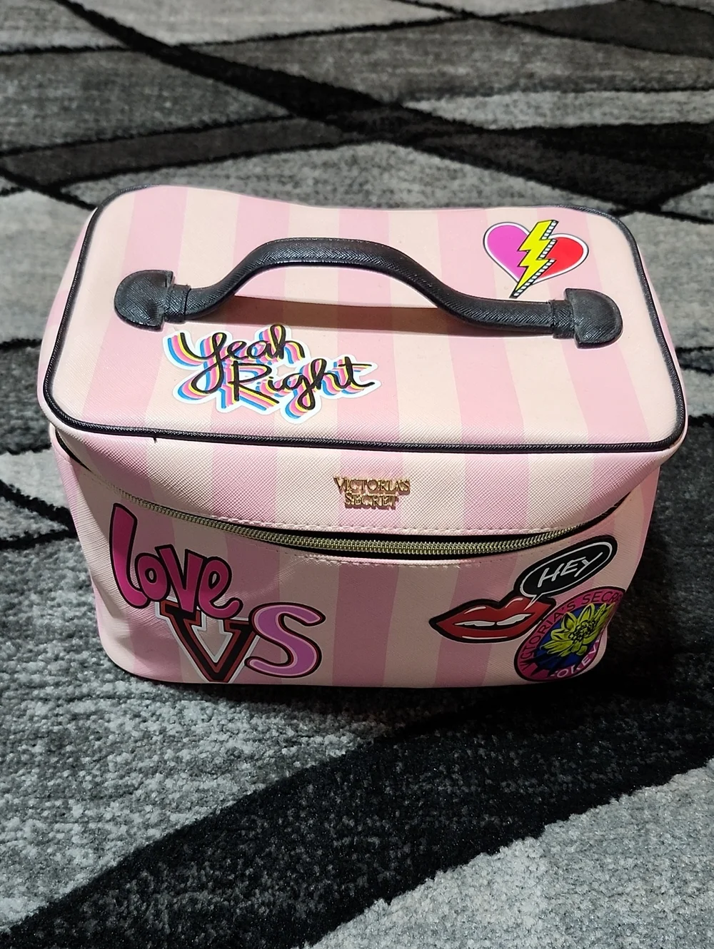 VICTORIA SECRET 2018 ICONIC STRIPED GRAFFITI-PATCH RUNWAY TRAVEL TRAIN CASE